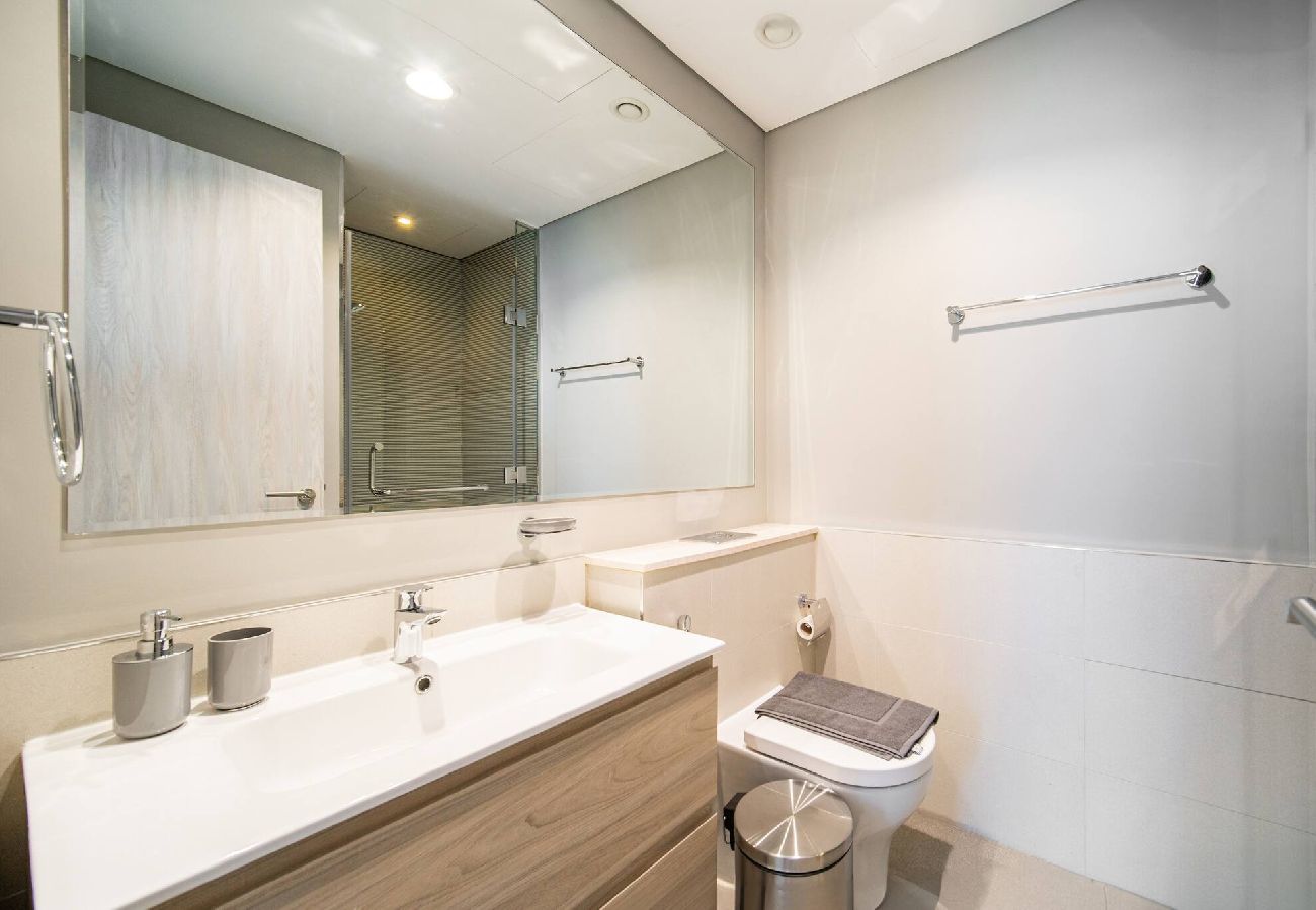Apartment in Dubai - Elegant Escapes - Lavish 1B,Dubai Water Canal View 