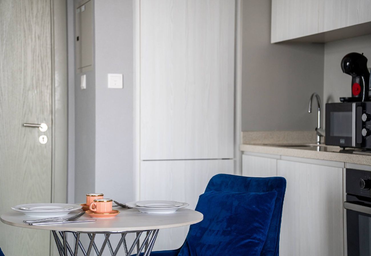Apartment in Dubai - Elegant Escapes - Lavish 1B,Dubai Water Canal View 