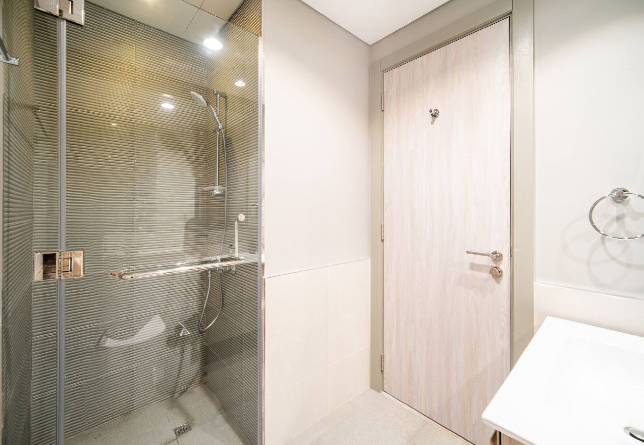 Apartment in Dubai - Elegant Escapes - Lavish 1B,Dubai Water Canal View 