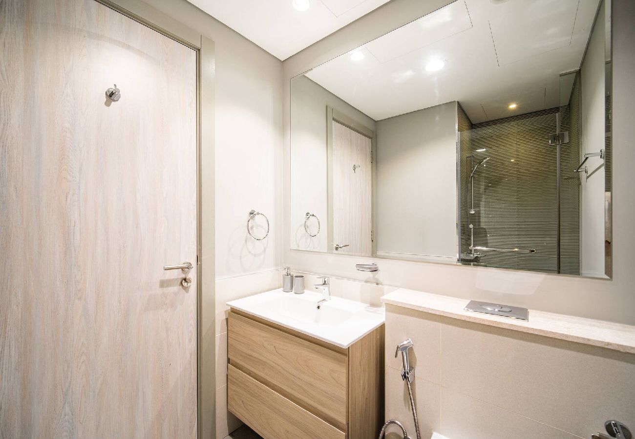 Apartment in Dubai - Elegant Escapes - Lavish 1B,Dubai Water Canal View 