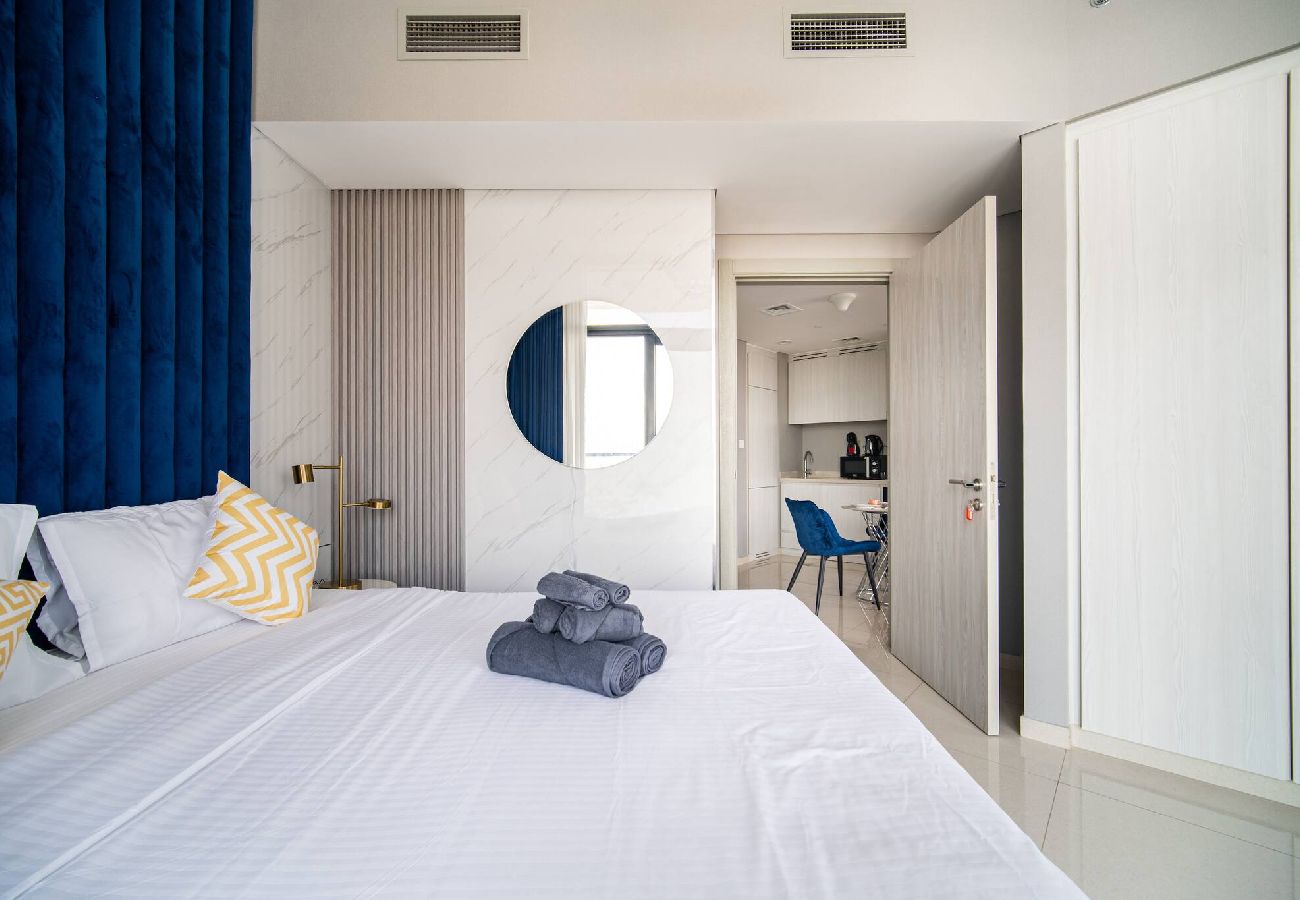 Apartment in Dubai - Elegant Escapes - Lavish 1B,Dubai Water Canal View 