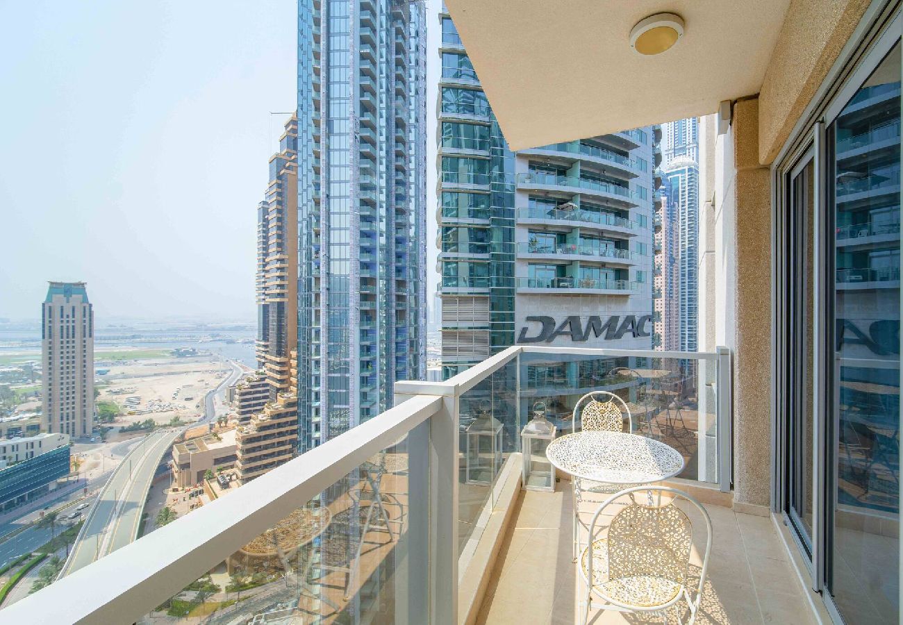 Apartment in Dubai - Elegant Escapes - 1B in Marina, Partial Sea View 