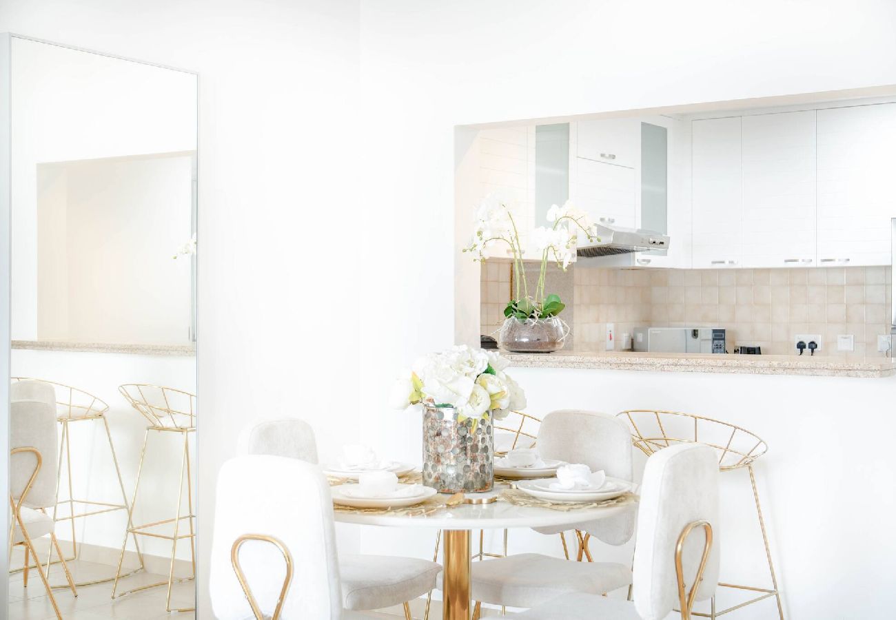 Apartment in Dubai - Elegant Escapes - 1B in Marina, Partial Sea View 