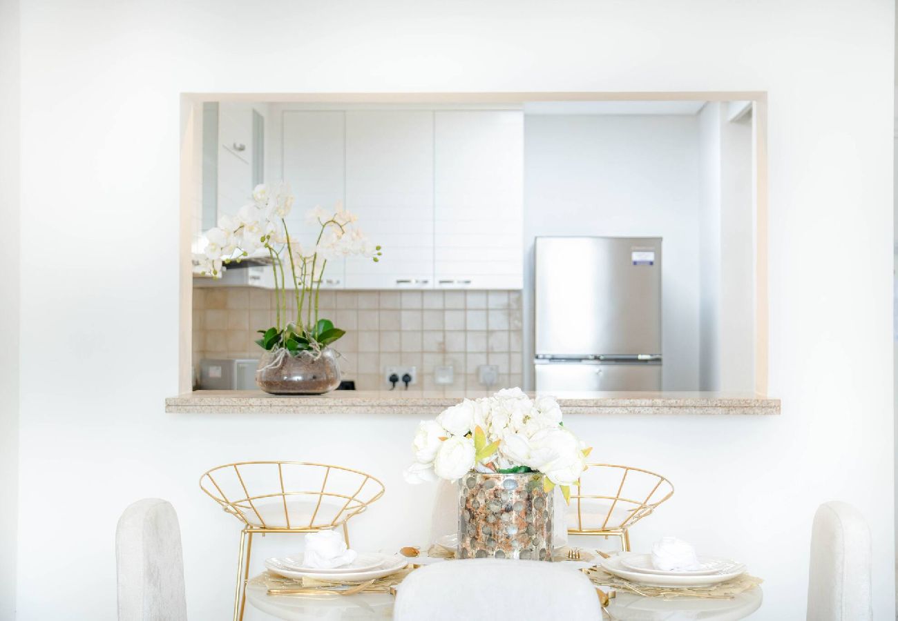 Apartment in Dubai - Elegant Escapes - 1B in Marina, Partial Sea View 