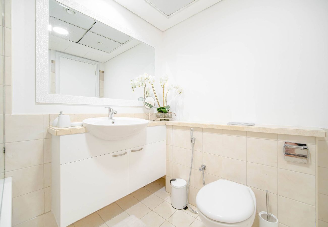Apartment in Dubai - Elegant Escapes - 1B in Marina, Partial Sea View 