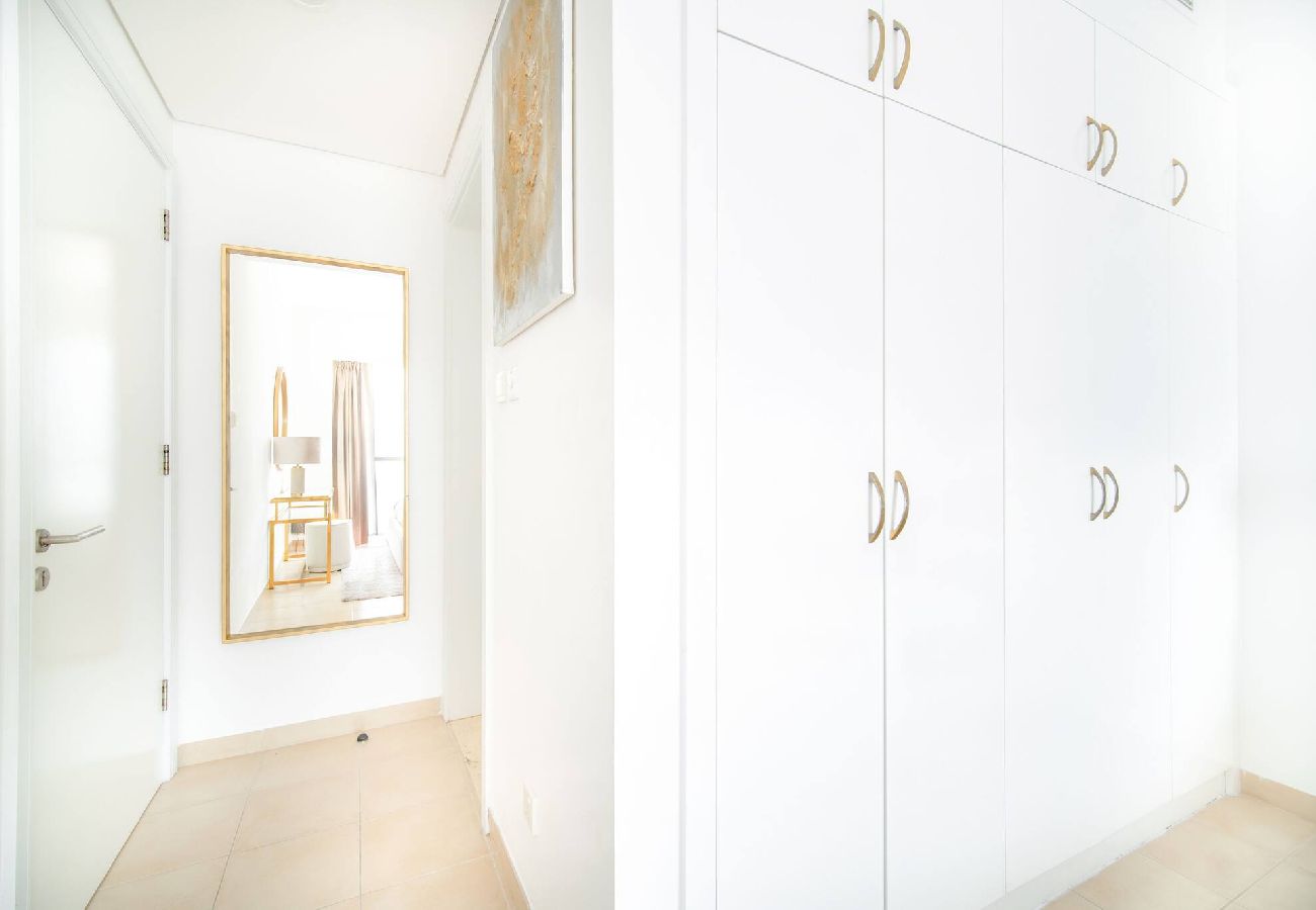 Apartment in Dubai - Elegant Escapes - 1B in Marina, Partial Sea View 