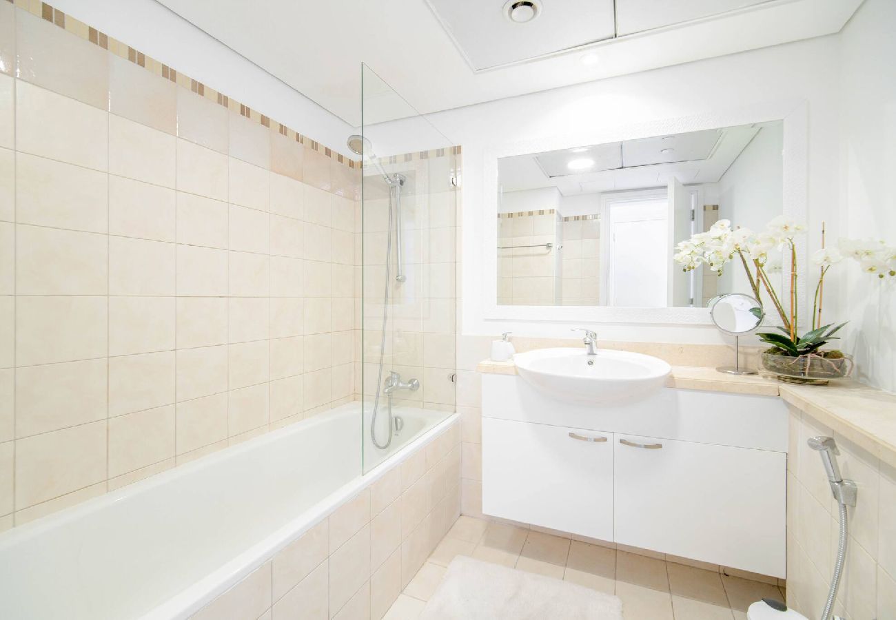 Apartment in Dubai - Elegant Escapes - 1B in Marina, Partial Sea View 