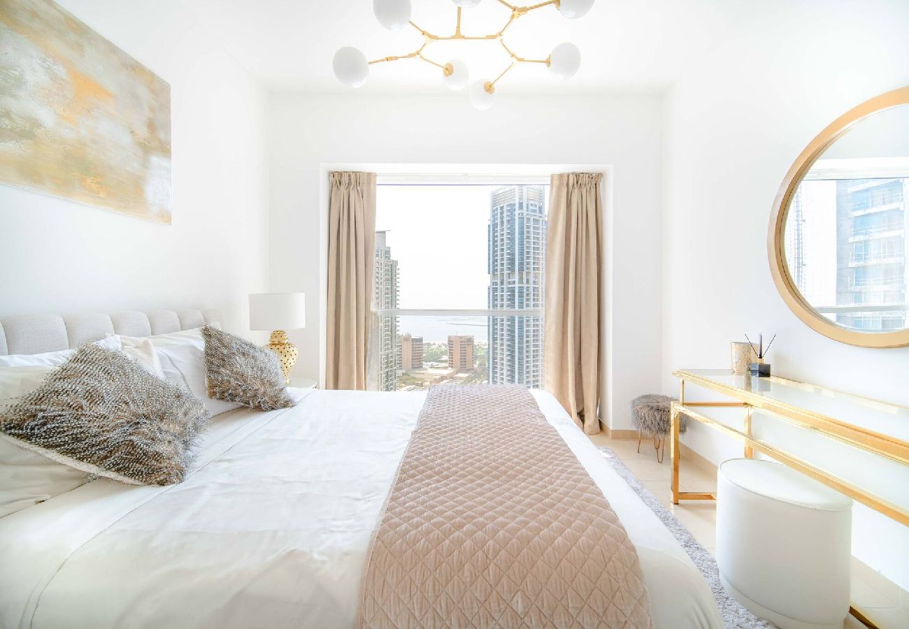 Apartment in Dubai - Elegant Escapes - 1B in Marina, Partial Sea View 