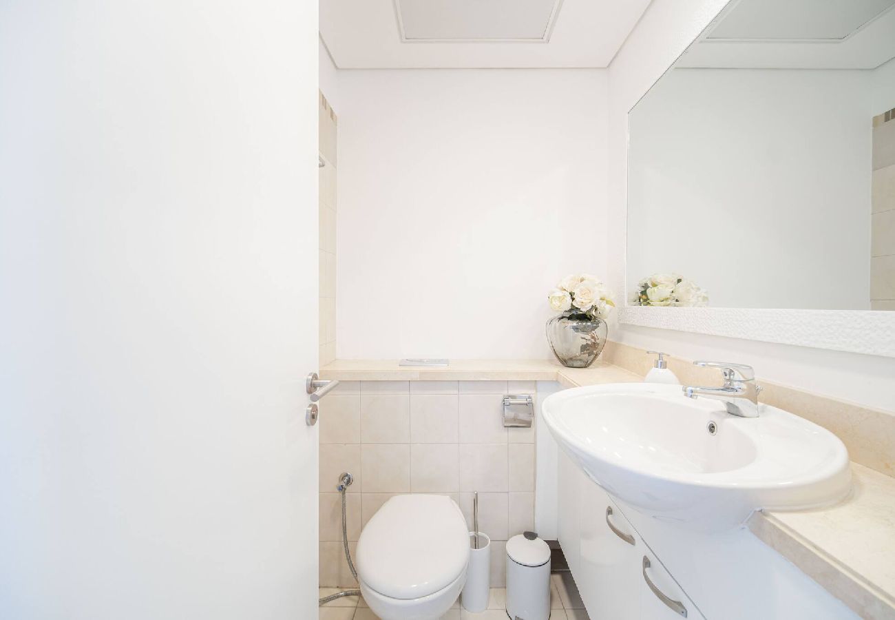 Apartment in Dubai - Elegant Escapes - 1B in Marina, Partial Sea View 