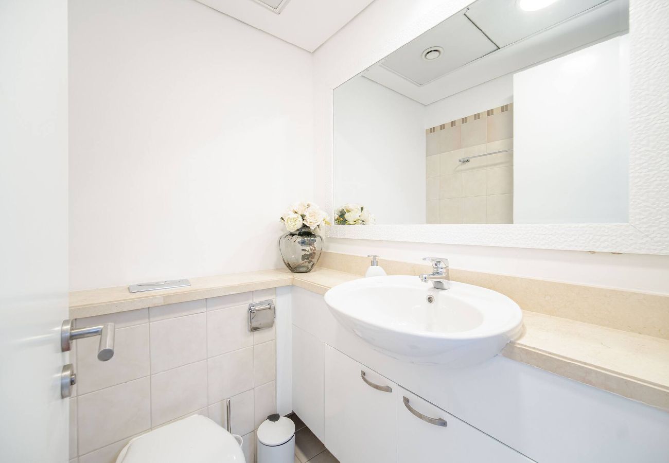 Apartment in Dubai - Elegant Escapes - 1B in Marina, Partial Sea View 