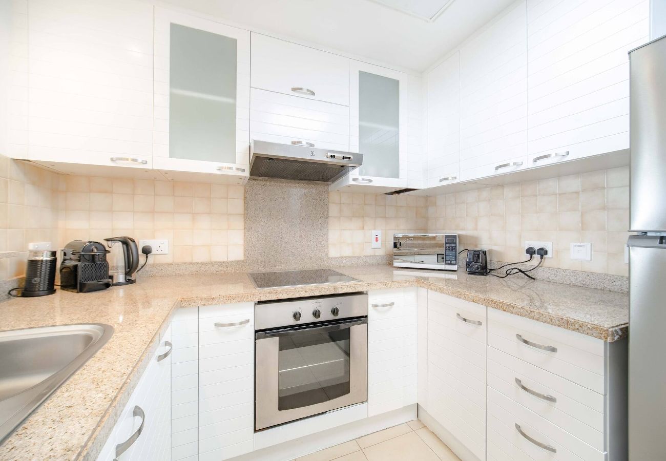 Apartment in Dubai - Elegant Escapes - 1B in Marina, Partial Sea View 