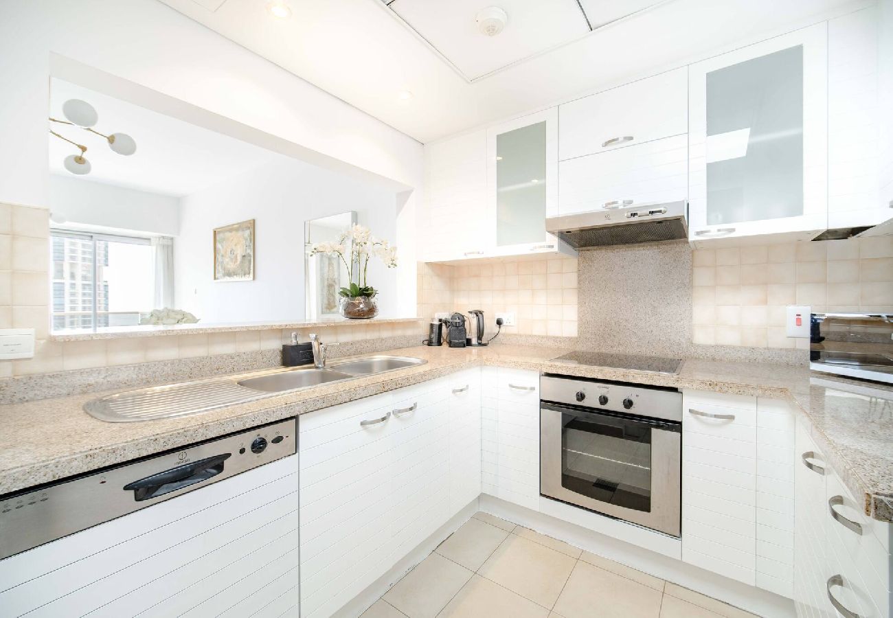 Apartment in Dubai - Elegant Escapes - 1B in Marina, Partial Sea View 