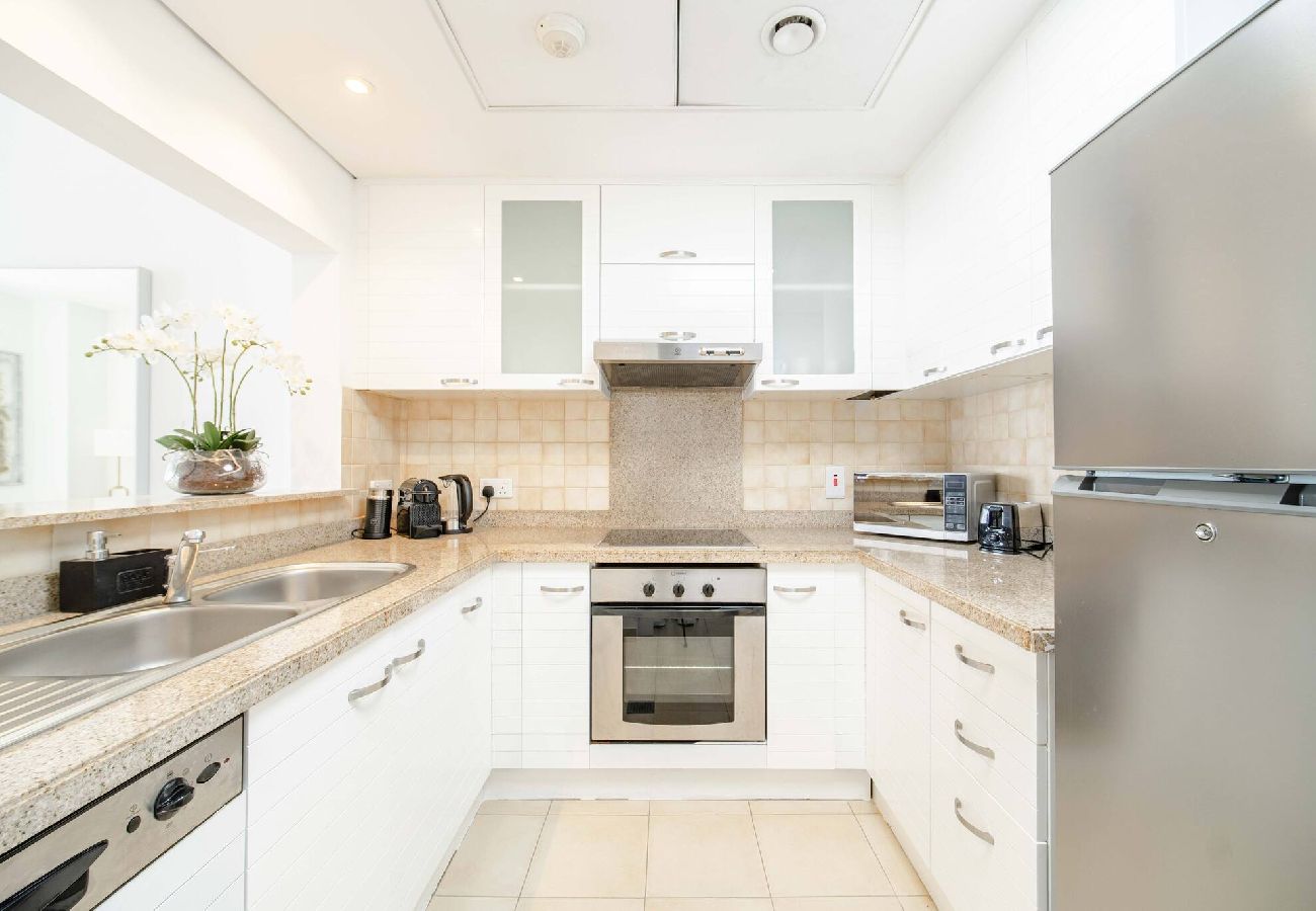 Apartment in Dubai - Elegant Escapes - 1B in Marina, Partial Sea View 
