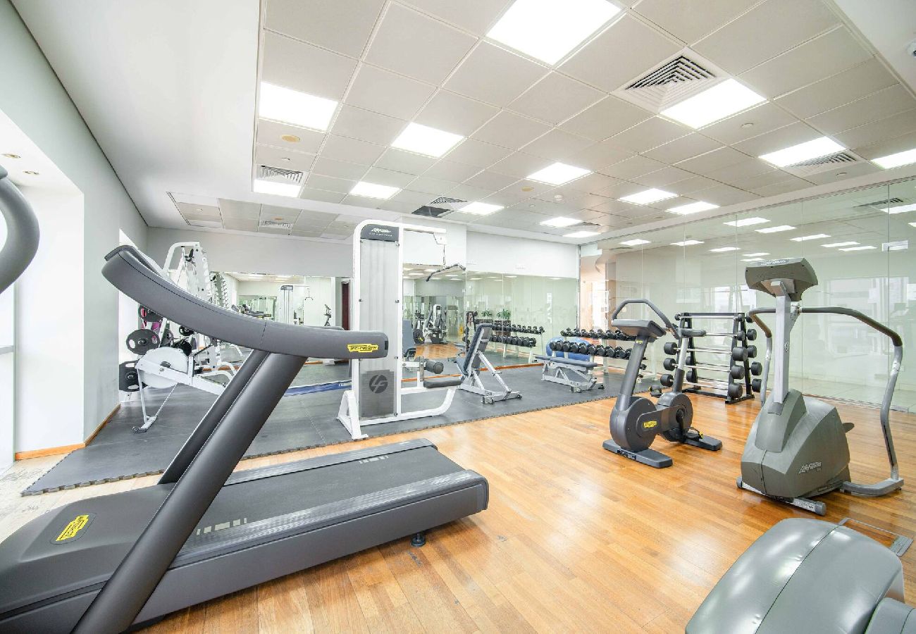 Apartment in Dubai - Elegant Escapes - 1B in Marina, Partial Sea View 