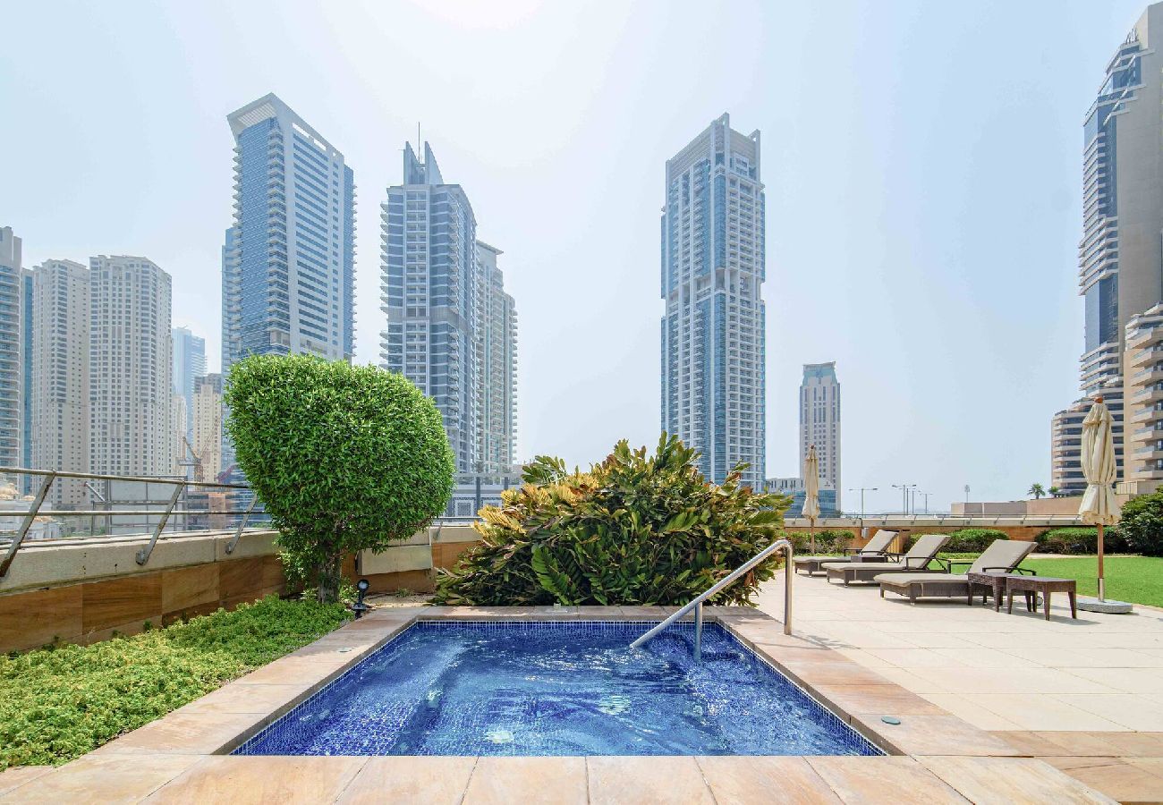 Apartment in Dubai - Elegant Escapes - 1B in Marina, Partial Sea View 
