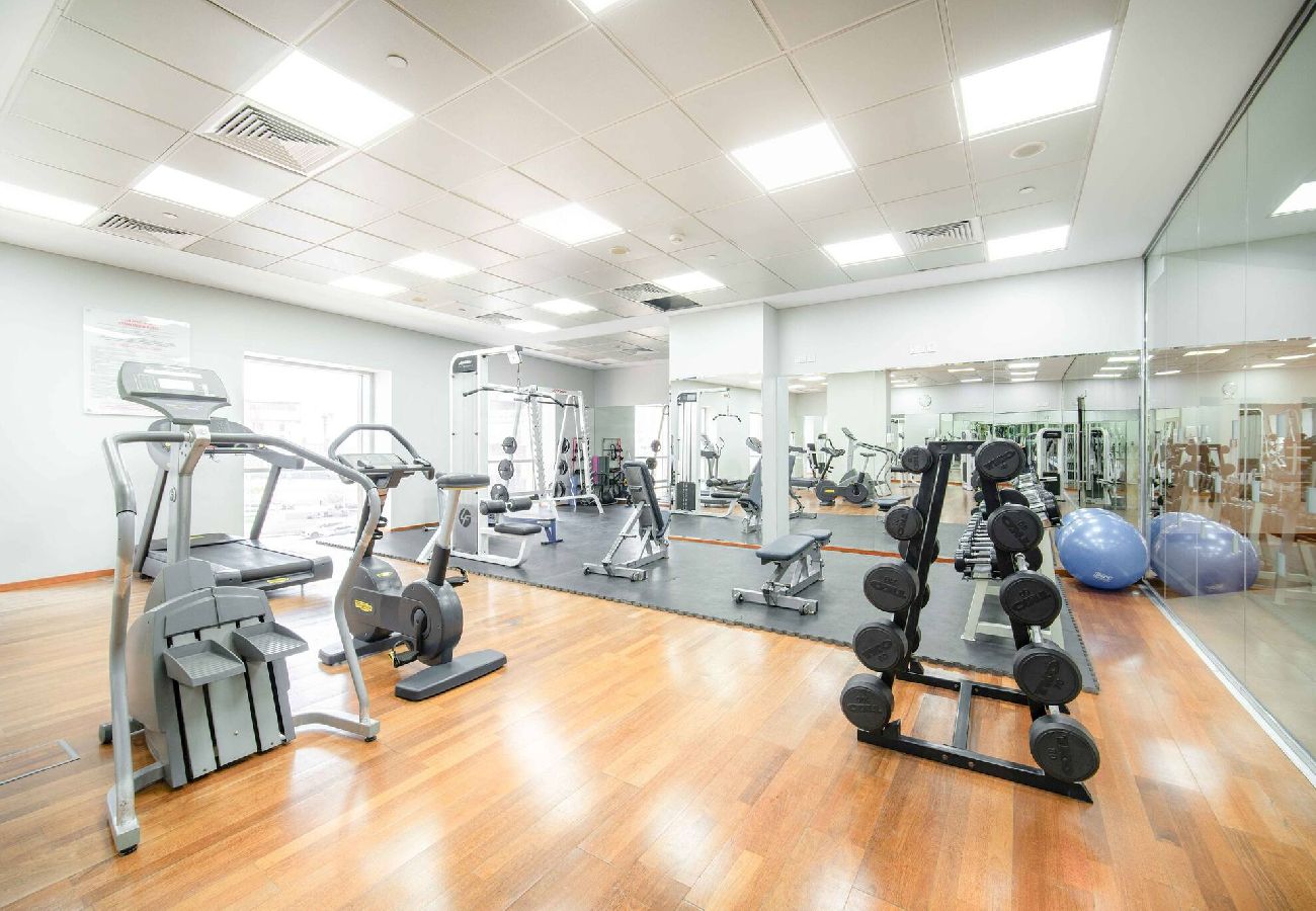 Apartment in Dubai - Elegant Escapes - 1B in Marina, Partial Sea View 
