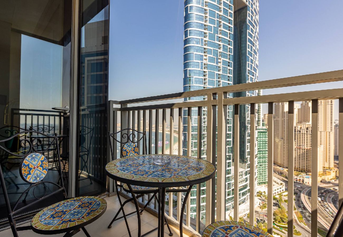 Apartment in Dubai - ElegantEscapes - Large 2BR w/ Marina and Sea View 
