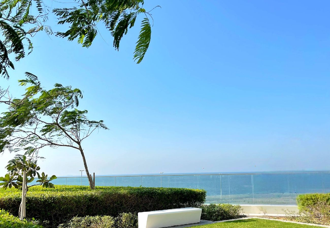 Apartment in Dubai - ElegantEscapes - Large 2BR w/ Marina and Sea View 