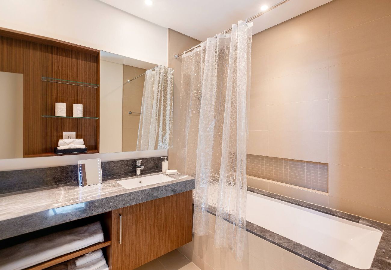 Apartment in Dubai - ElegantEscapes - Large 2BR w/ Marina and Sea View 
