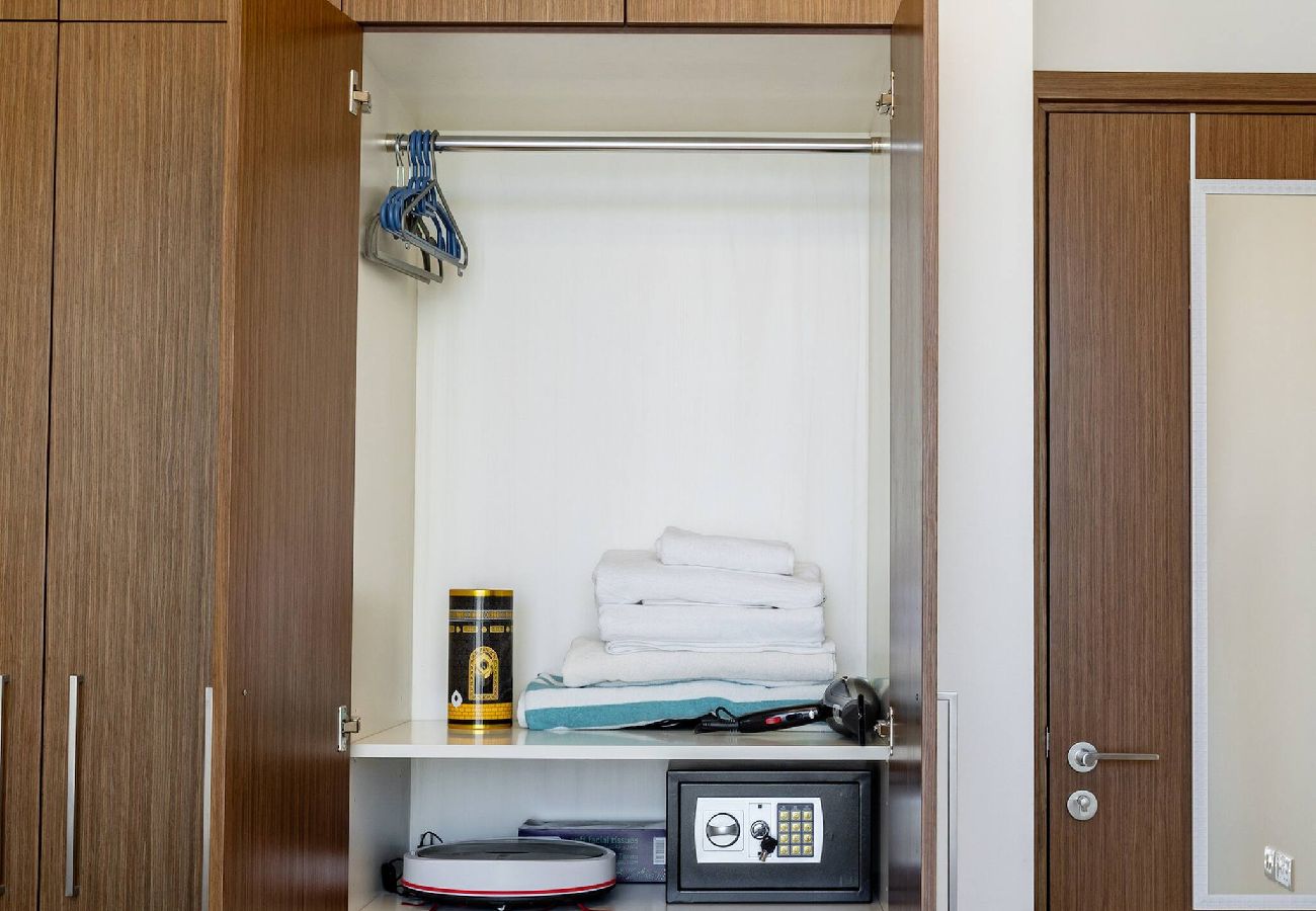 Apartment in Dubai - ElegantEscapes - Large 2BR w/ Marina and Sea View 