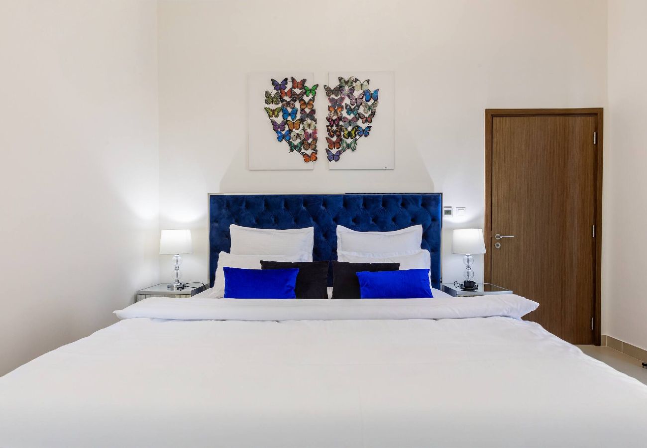 Apartment in Dubai - ElegantEscapes - Large 2BR w/ Marina and Sea View 