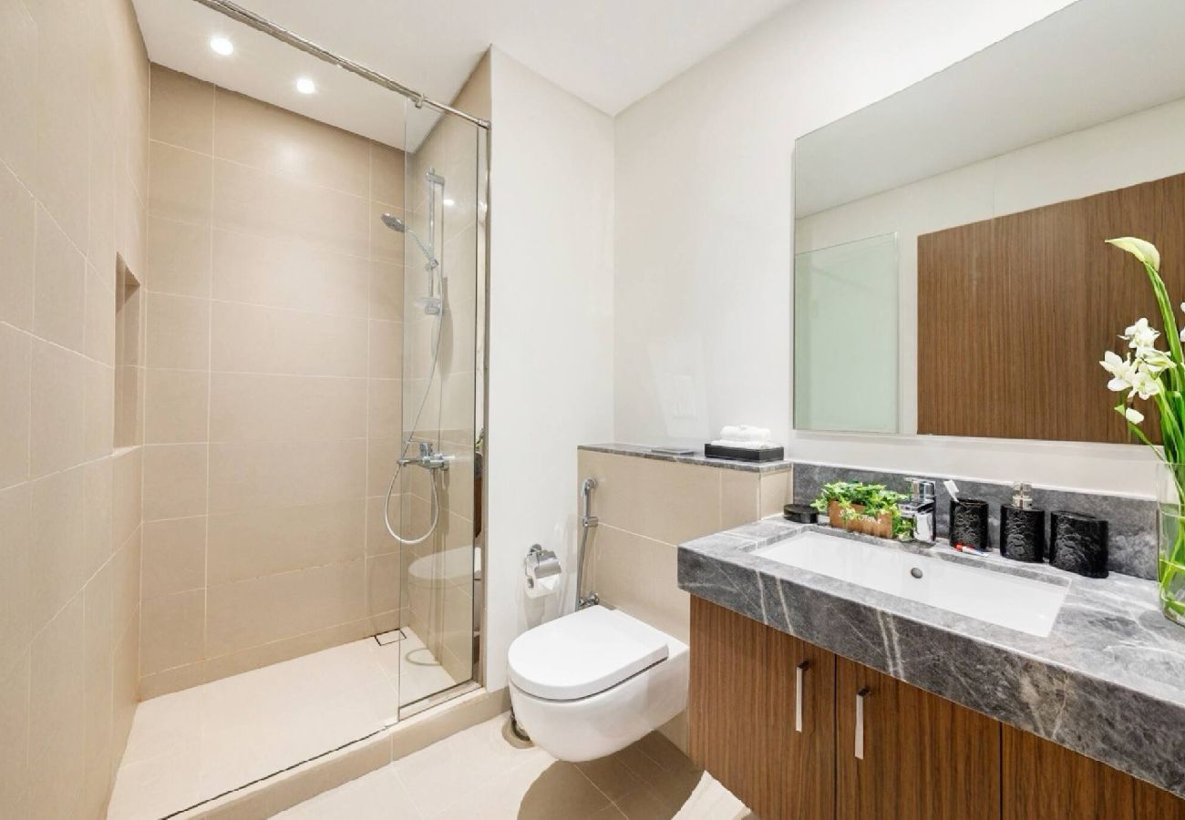Apartment in Dubai - ElegantEscapes - Large 2BR w/ Marina and Sea View 