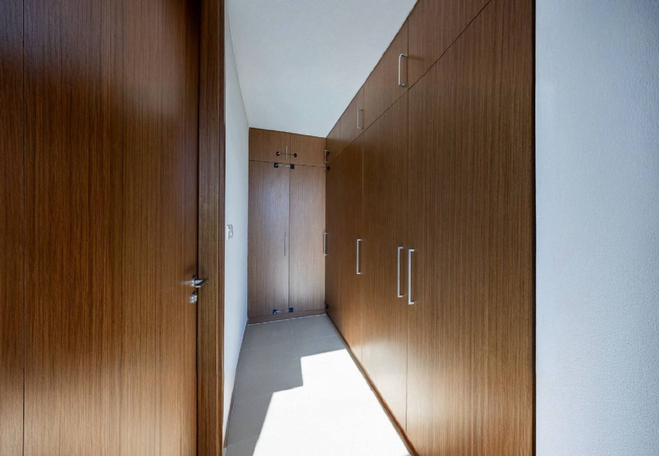 Apartment in Dubai - ElegantEscapes - Large 2BR w/ Marina and Sea View 