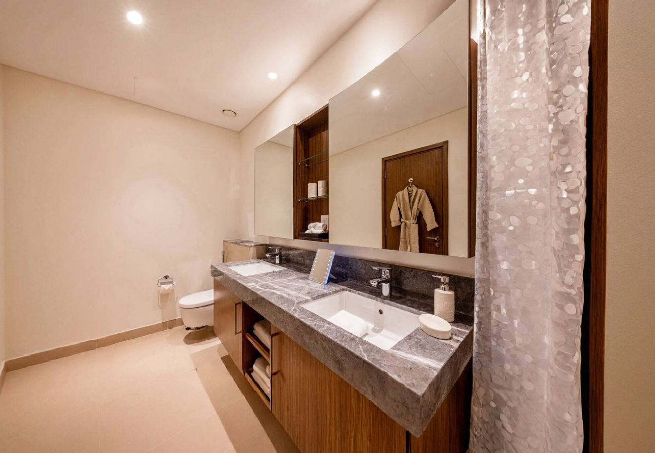 Apartment in Dubai - ElegantEscapes - Large 2BR w/ Marina and Sea View 