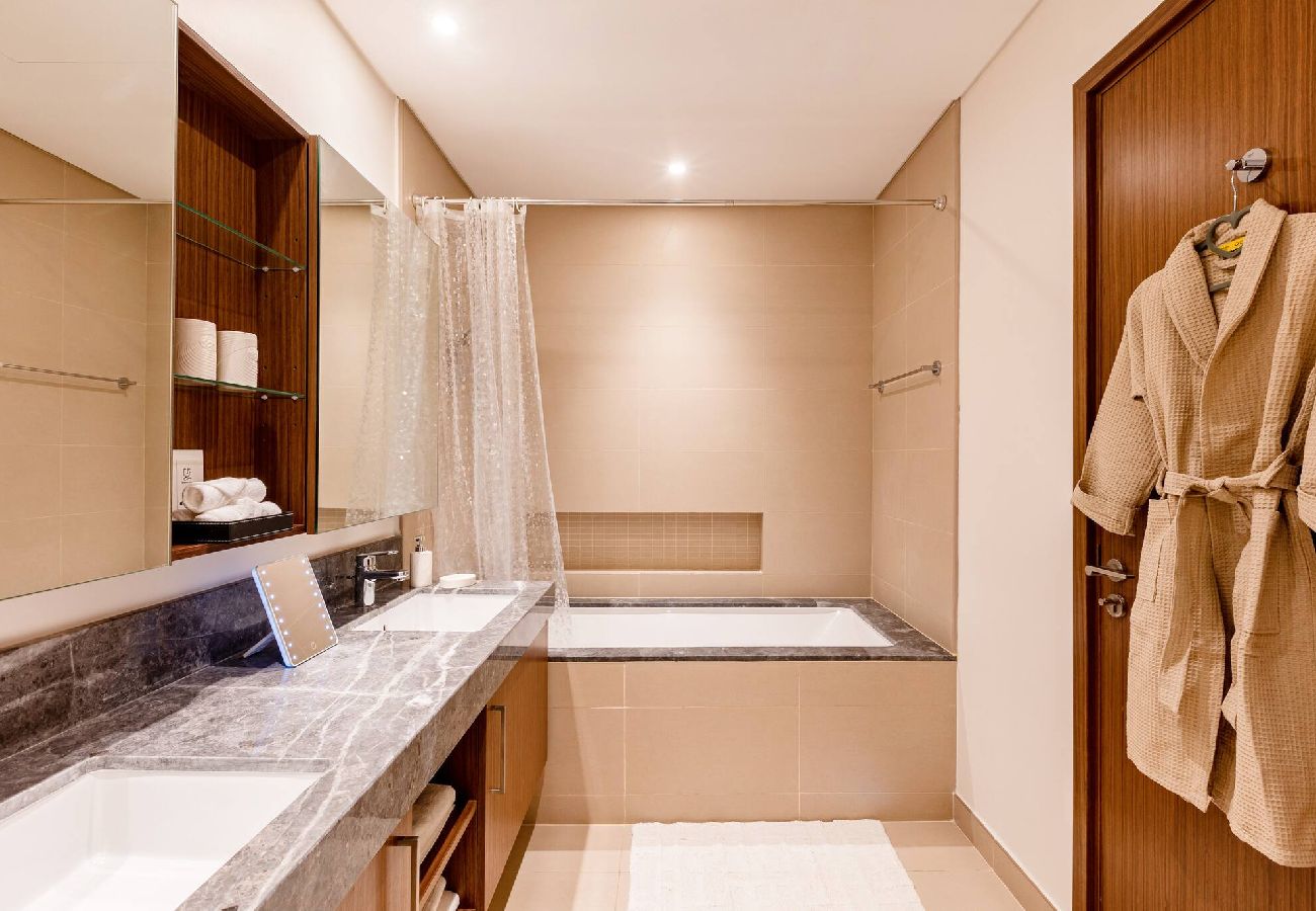 Apartment in Dubai - ElegantEscapes - Large 2BR w/ Marina and Sea View 