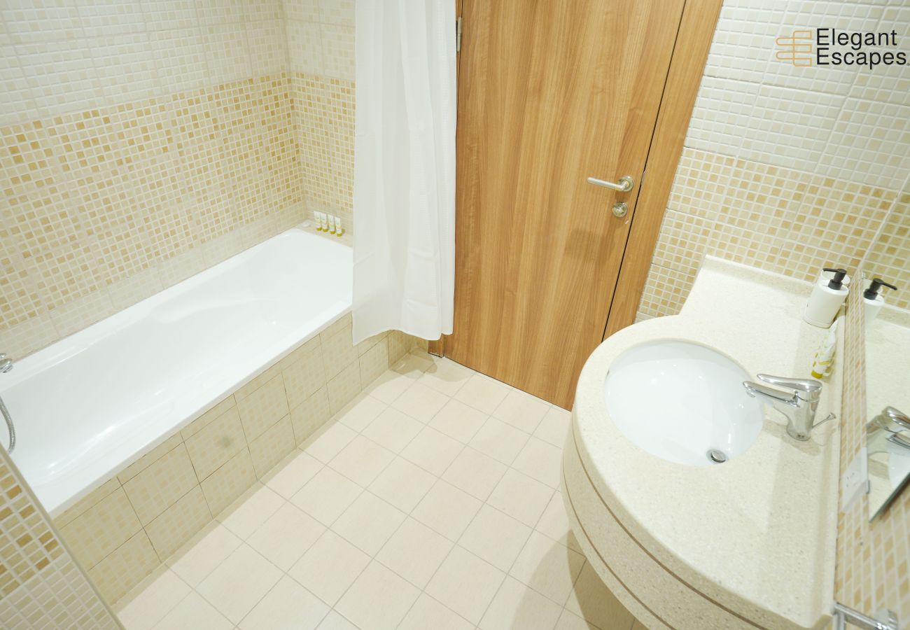 Apartment in Dubai - Stylish 1B in Heart of Marina | Near Attractions 