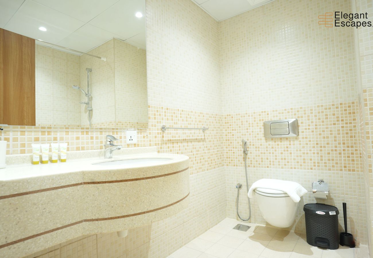 Apartment in Dubai - Stylish 1B in Heart of Marina | Near Attractions 