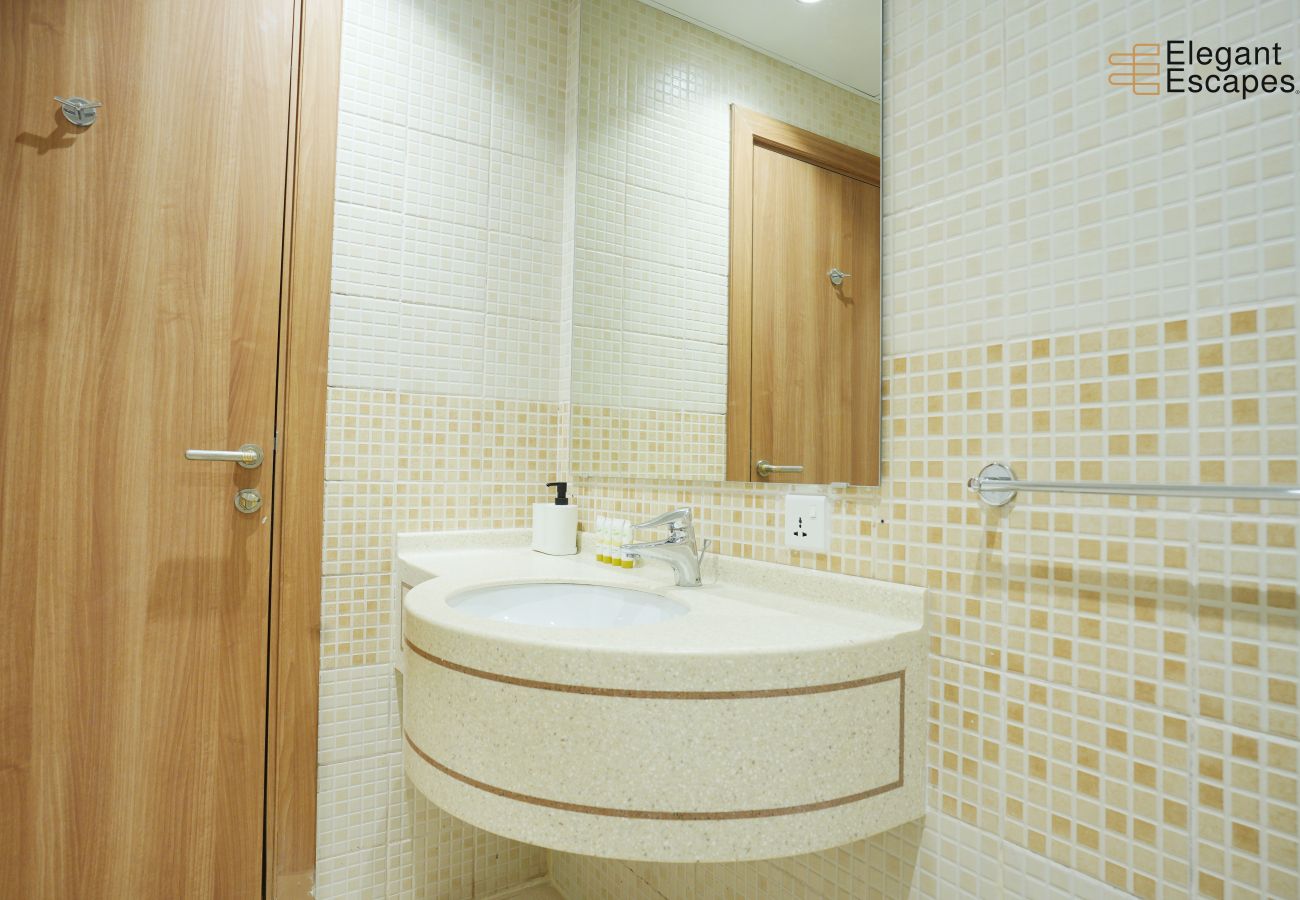 Apartment in Dubai - Stylish 1B in Heart of Marina | Near Attractions 