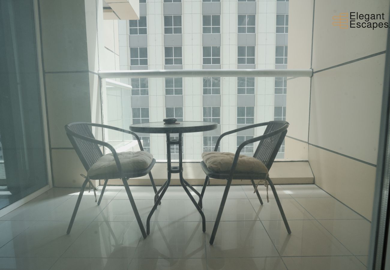 Apartment in Dubai - Stylish 1B in Heart of Marina | Near Attractions 