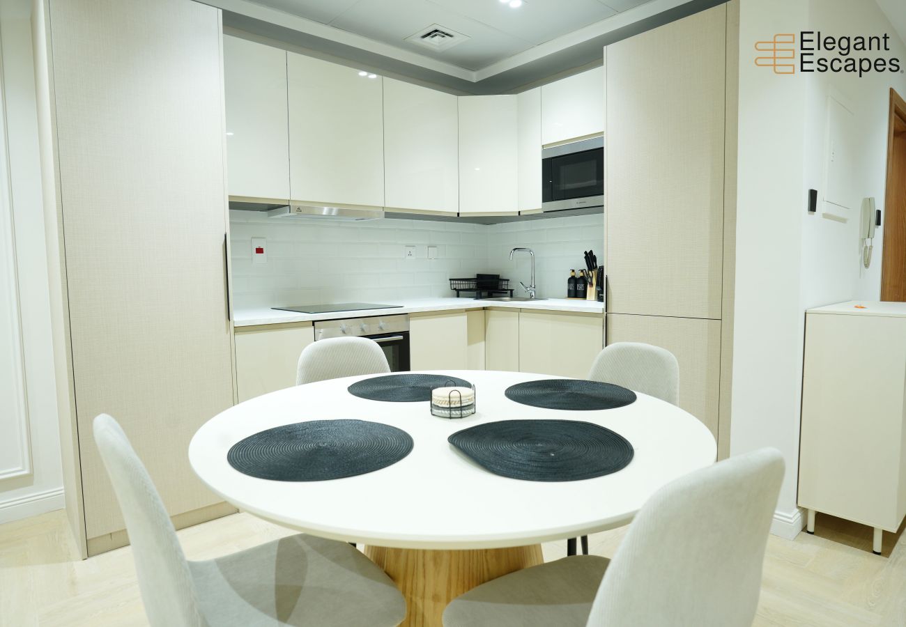 Apartment in Dubai - Stylish 1B in Heart of Marina | Near Attractions 