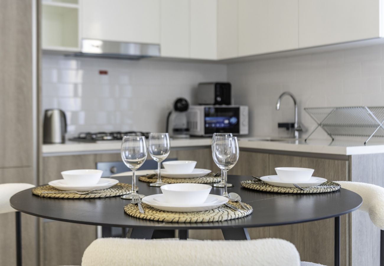 Apartment in Dubai - Stylish Coastal Living with Premium Amenities 