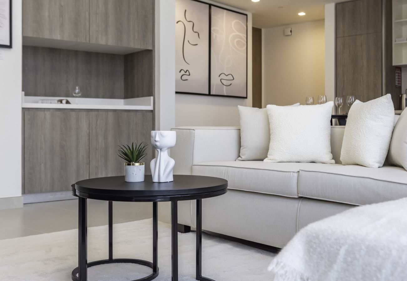 Apartment in Dubai - Stylish Coastal Living with Premium Amenities 