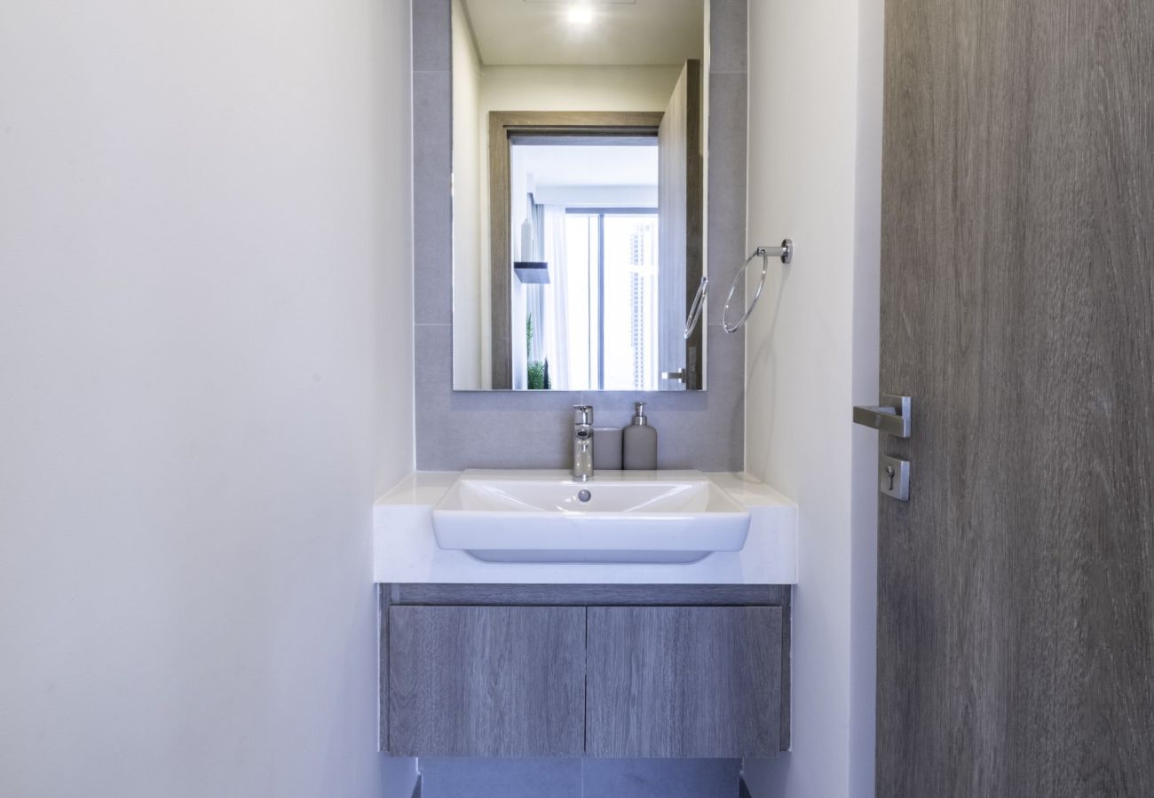 Apartment in Dubai - Stylish Coastal Living with Premium Amenities 