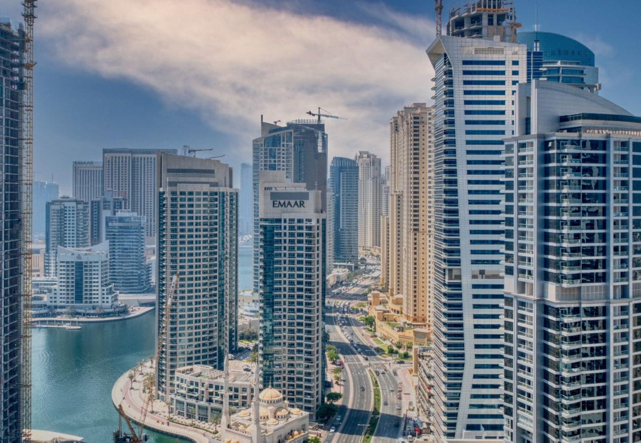 Apartment in Dubai - Stylish Coastal Living with Premium Amenities 