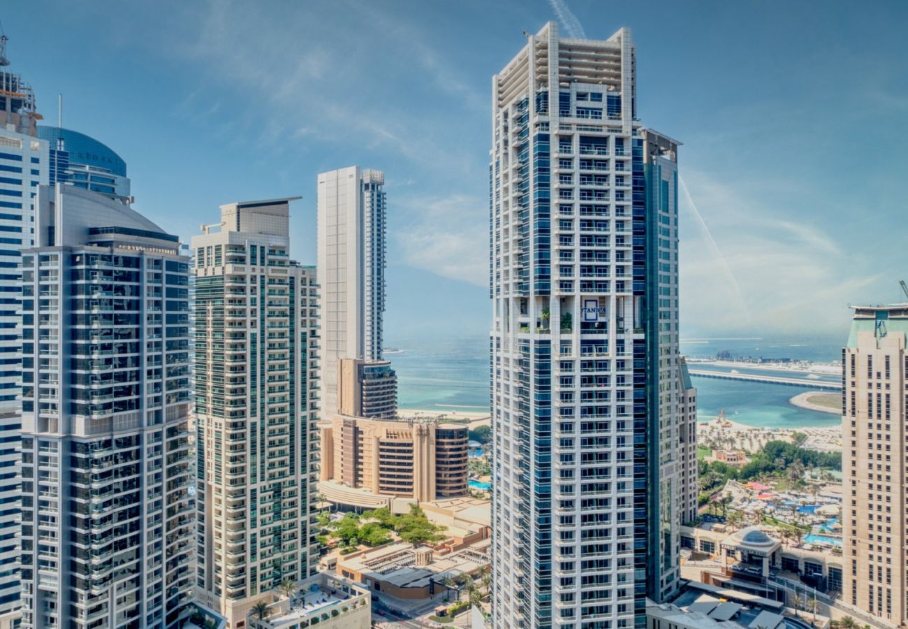 Apartment in Dubai - Stylish Coastal Living with Premium Amenities 