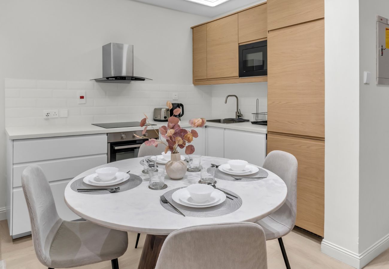Apartment in Dubai - Spacious 1BR with Marina View by EE Holiday Homes