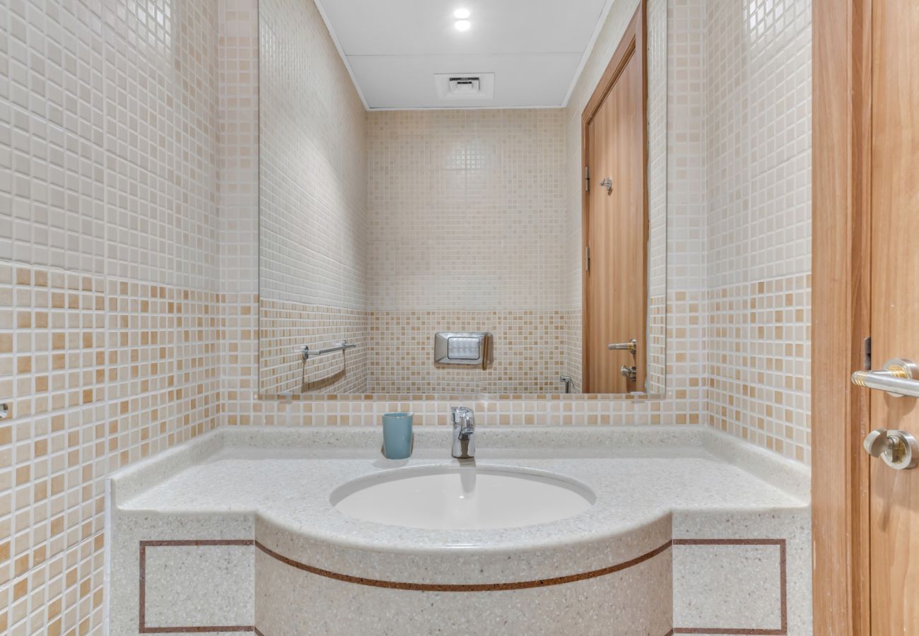 Apartment in Dubai - Spacious 1BR with Marina View by EE Holiday Homes