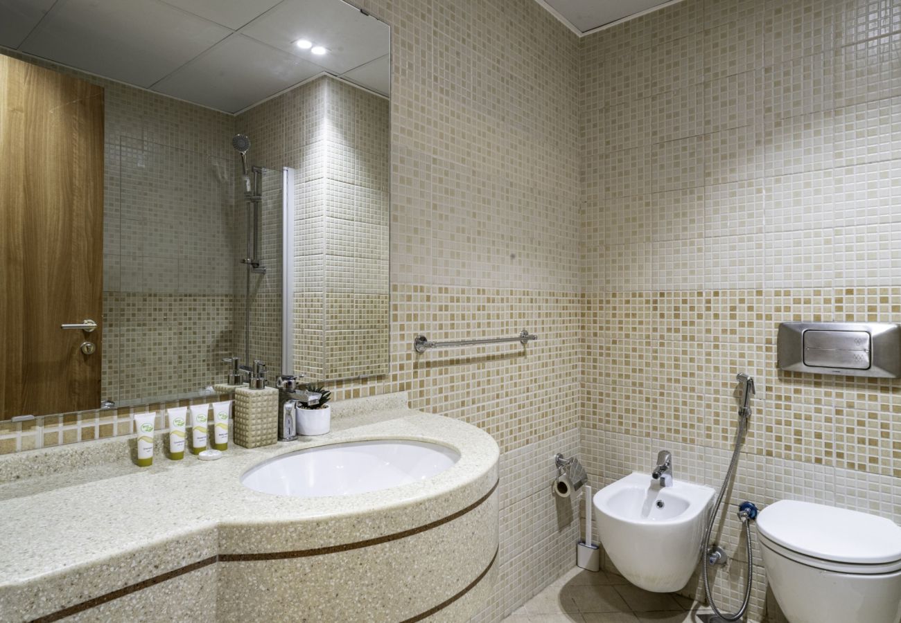 Apartment in Dubai - Spacious 1BR with Marina View by EE Holiday Homes