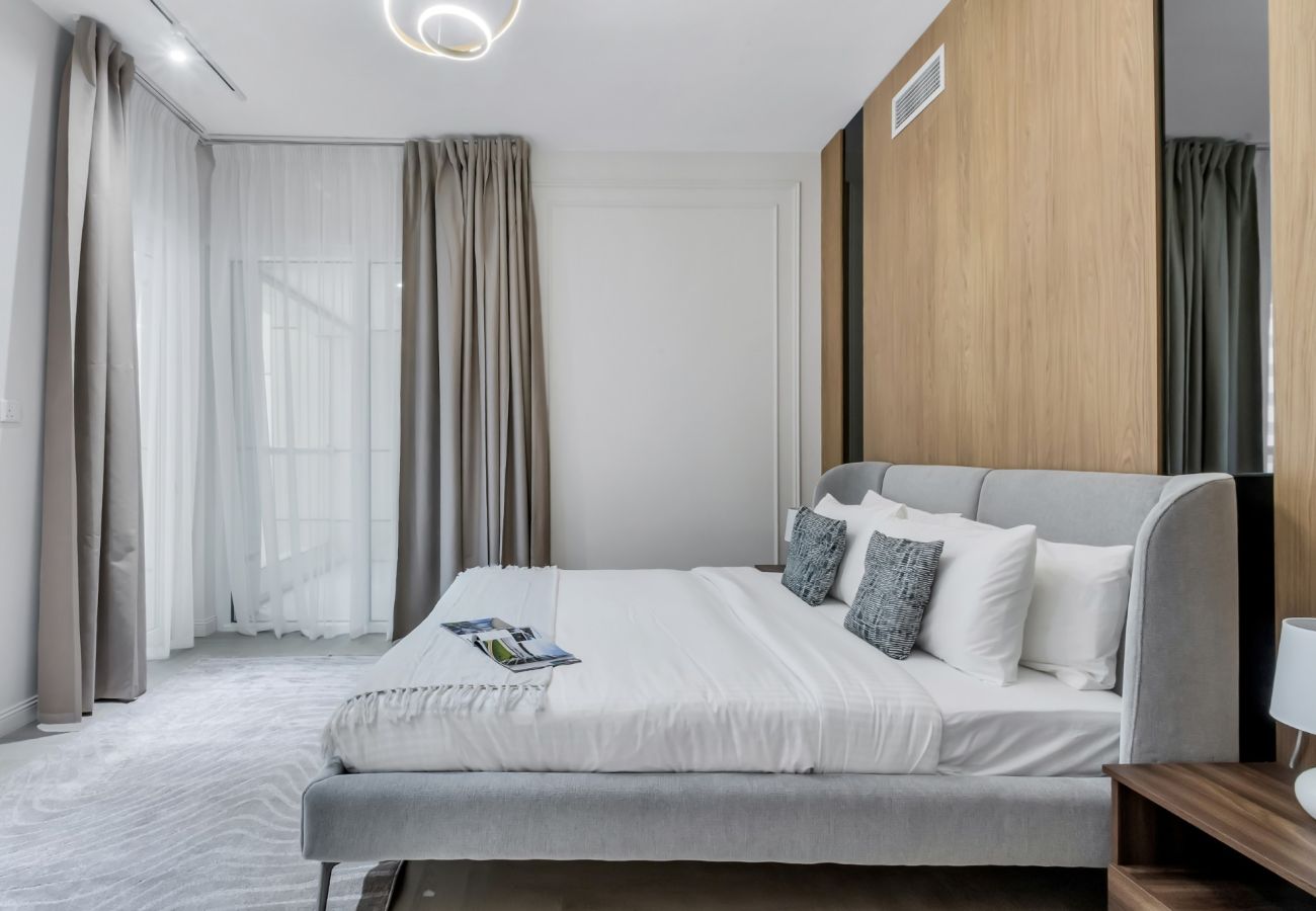 Apartment in Dubai - Bright 1BR with Marina View & Balcony 