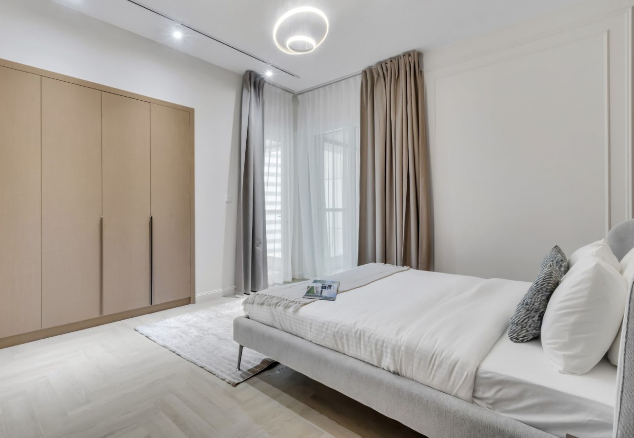 Apartment in Dubai - Bright 1BR with Marina View & Balcony 