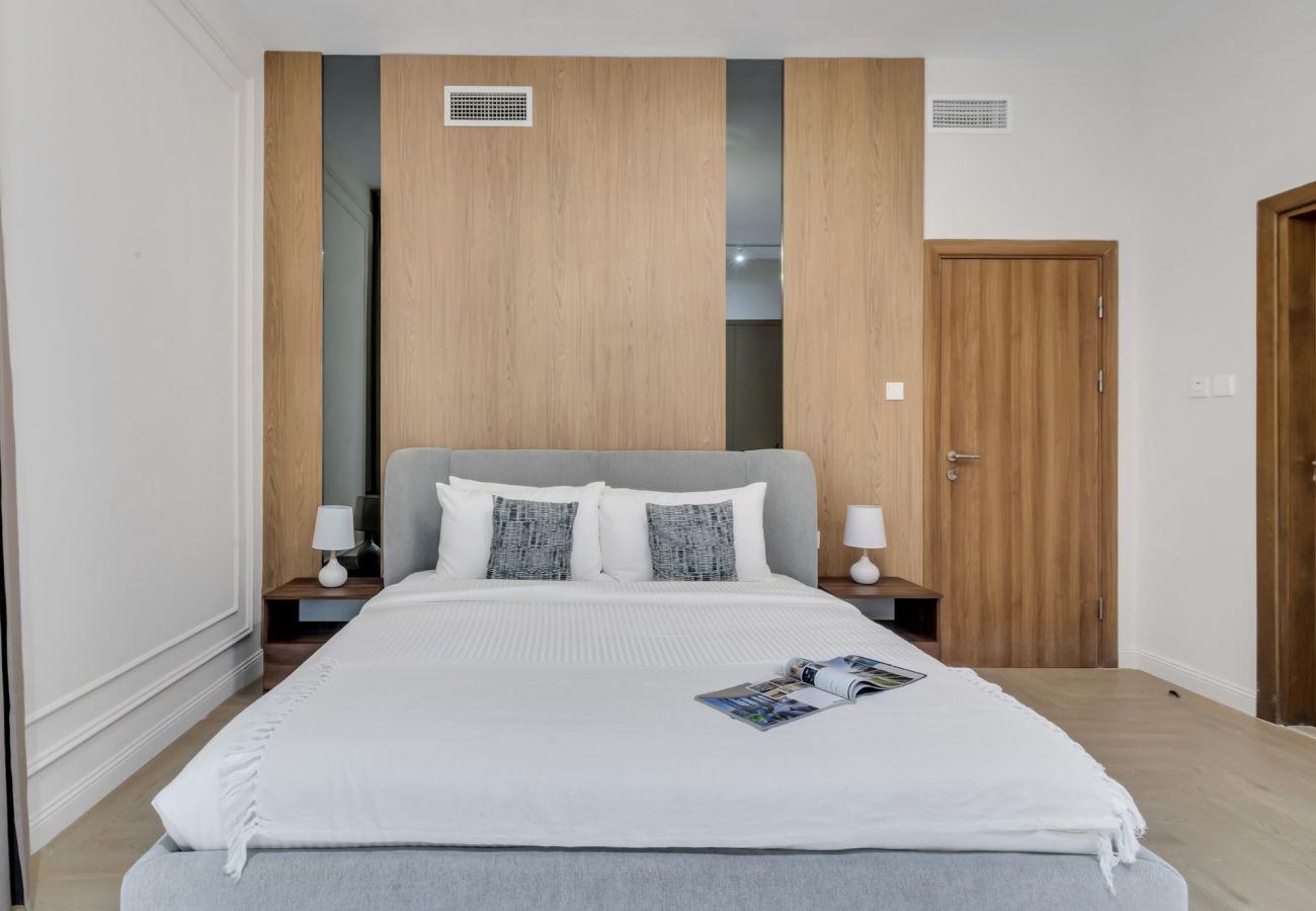 Apartment in Dubai - Bright 1BR with Marina View & Balcony 