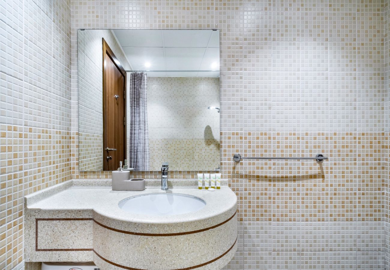 Apartment in Dubai - Bright 1BR with Marina View & Balcony 