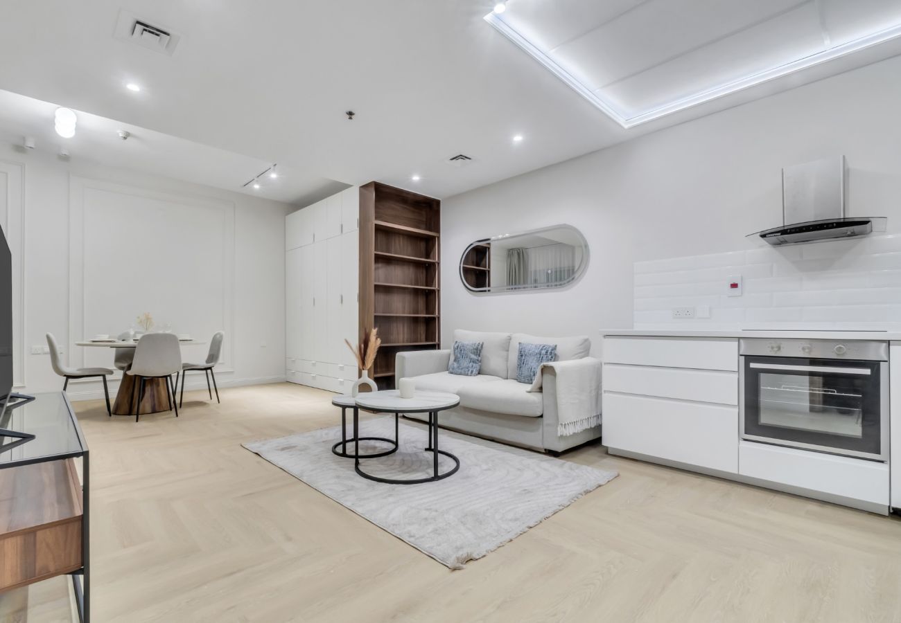 Apartment in Dubai - Bright 1BR with Marina View & Balcony 