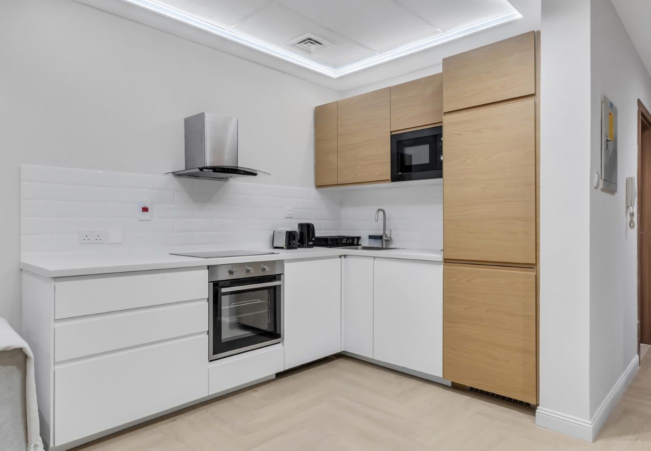 Apartment in Dubai - Bright 1BR with Marina View & Balcony 
