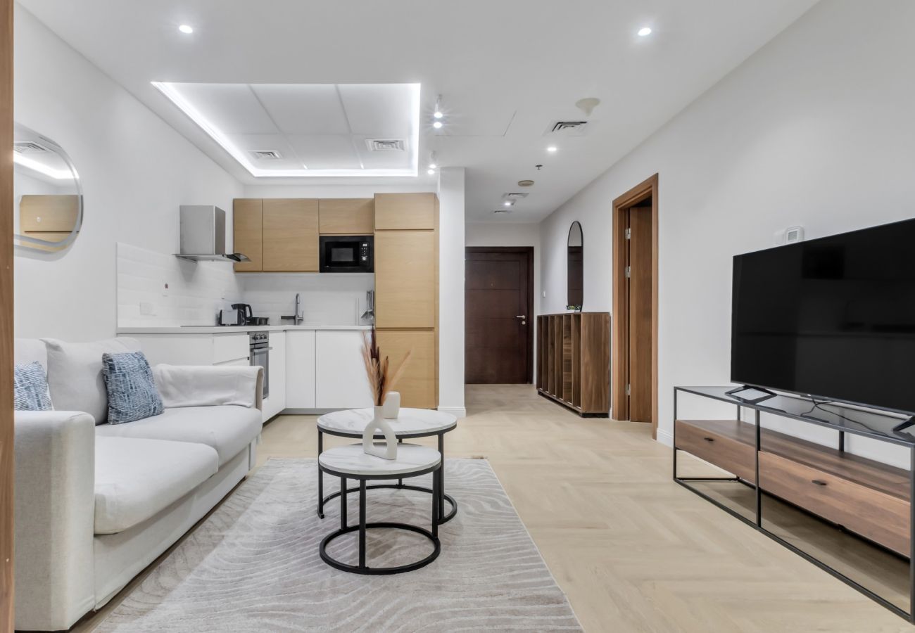 Apartment in Dubai - Bright 1BR with Marina View & Balcony 