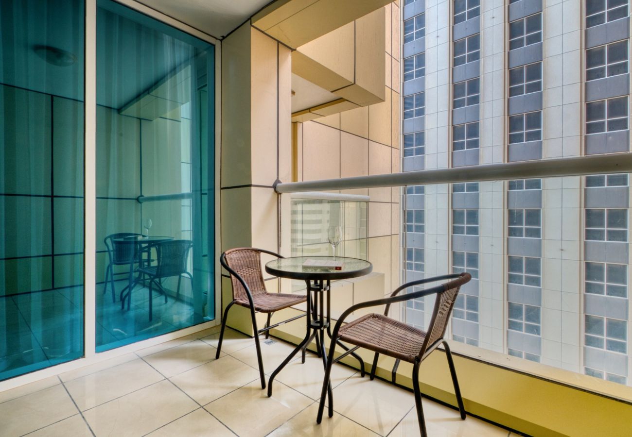Apartment in Dubai - Bright 1BR with Marina View & Balcony 